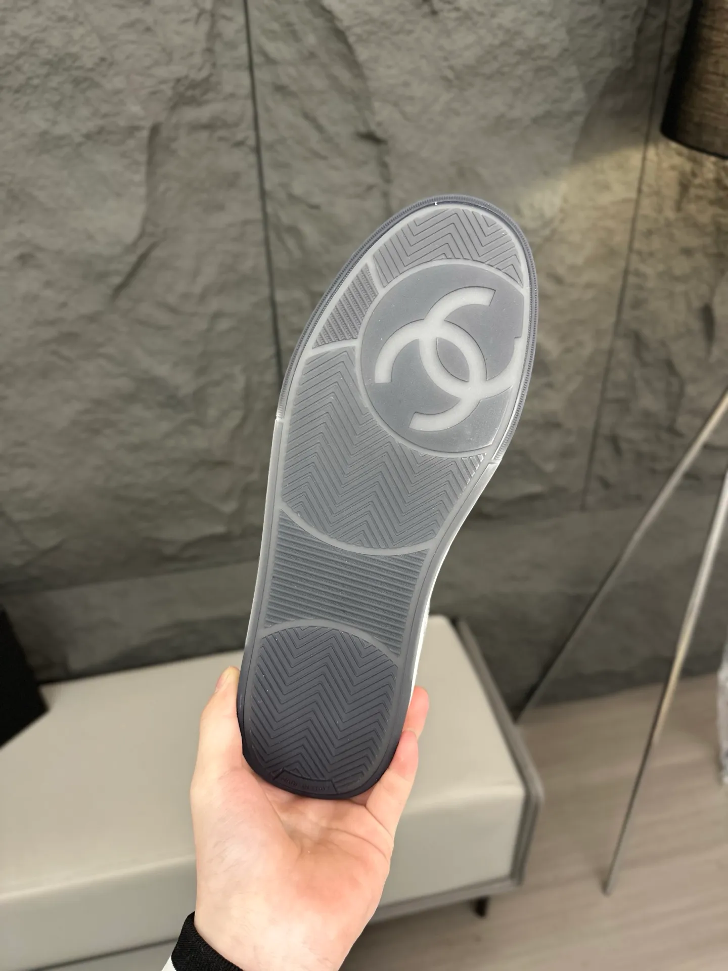 💰740 Chanel, 2024 spring new style / ♞size; 38~45 (38 45 customized) Men's Chanel sneakers, January's style premium is super serious, basically you can't buy it. The counter sister received this color and it happened to be in my men's size. I really didn't like it at first, but after I put it on, I found it to be very versatile. The same design of the diamond surface of the classic CF flap bag is very recognizable, and the double C The logo is not too high-profile. I love it. I recommend this one and you must try it on. You can’t tell how handsome it is by looking at the pictures.